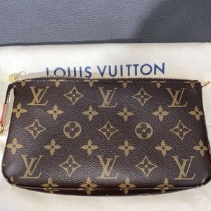 Authentic Louis Vuitton pochette accessoires in monogram canvas